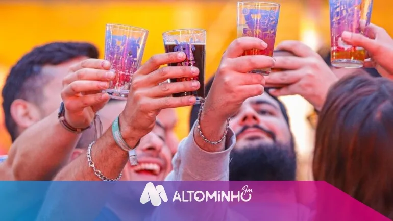 Grupo de amigos brinda com copos de cerveja artesanal numa noite de festival
